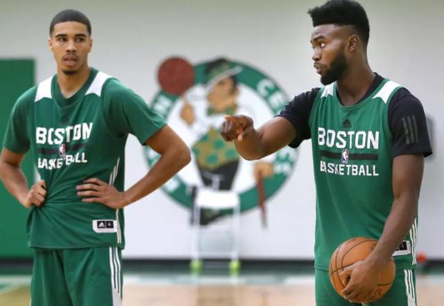 克雷莫内塞2-0莱切，博纳佐利建功，萨纳夫里亚锁定胜局（克雷莫内塞2比0完胜莱切：博纳佐利破门，萨纳夫里亚终结悬念）