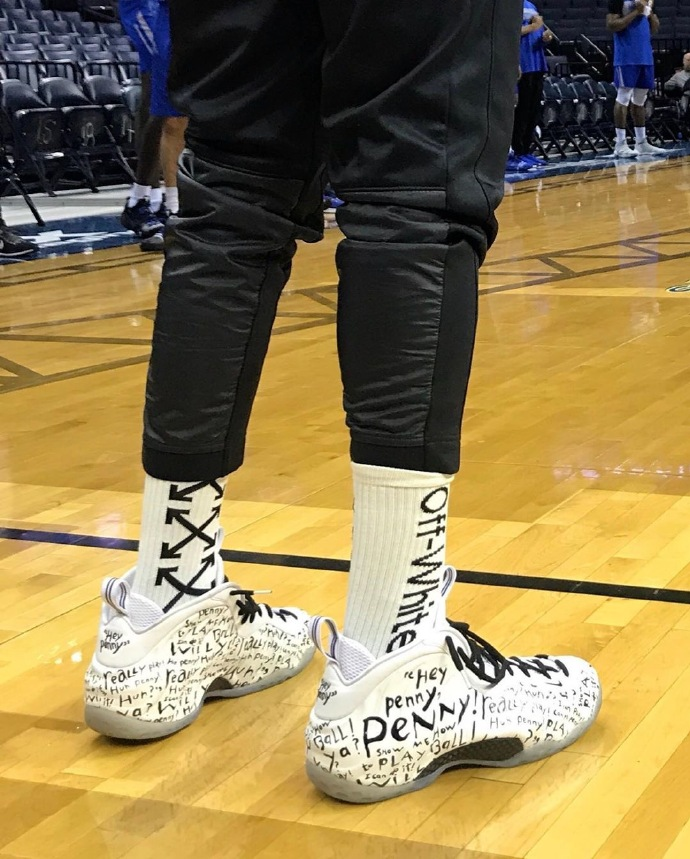 埃基蒂克助攻涉手球争议，主裁观看VAR核查（埃基蒂克助攻引发手球争议，主裁场边观看VAR回放）